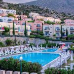 ❇️ 🌴 CRETA 🔥 OFERTA SPECIALA 🔥  ❇️  Zeus Hotel The Village Resort & Waterpark 4* Heraklion – Hersonissos ✈️ zbor în data de 28.09.23-7 nopti